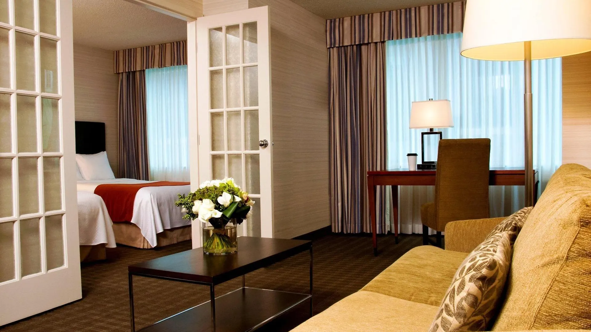 Cambridge Suites Toronto 4*,